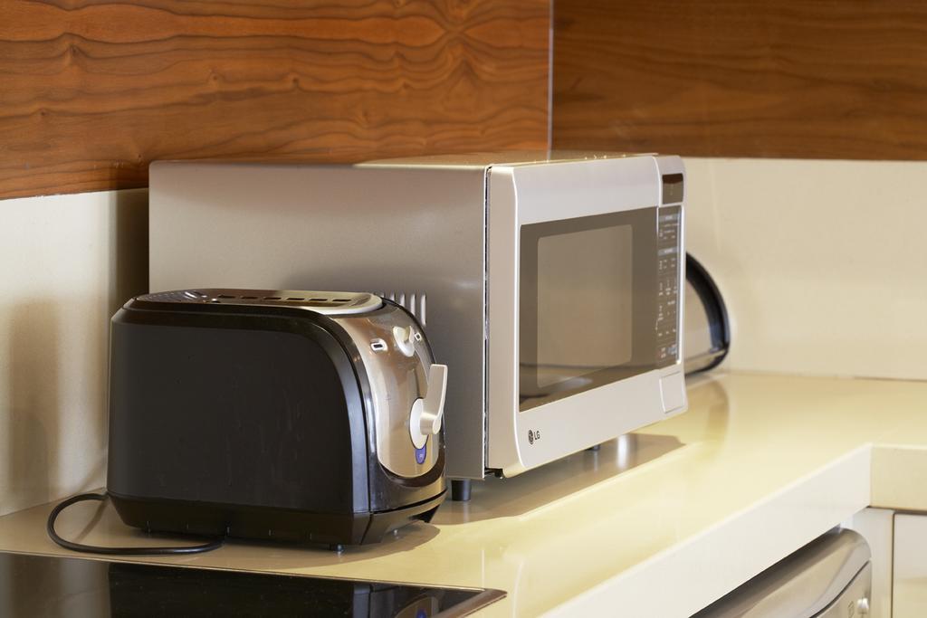 Marine Square Luxury Suites Херманус Екстериор снимка