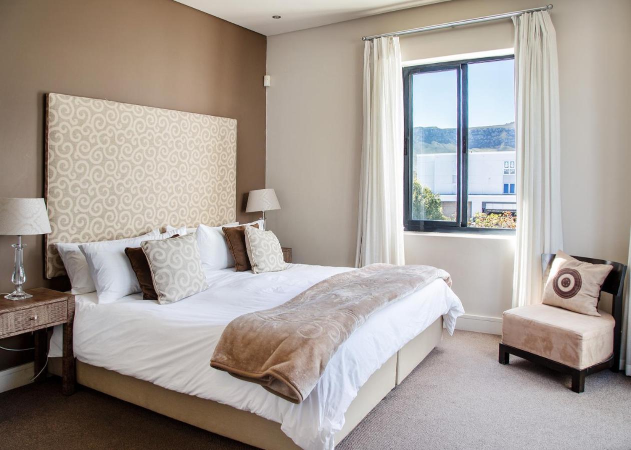 Marine Square Luxury Suites Херманус Екстериор снимка