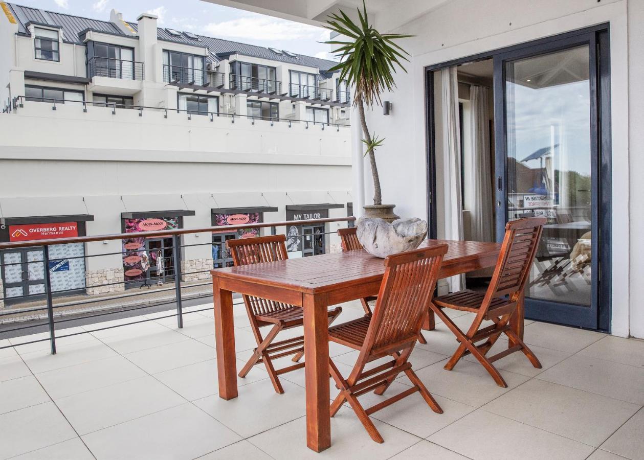 Marine Square Luxury Suites Херманус Екстериор снимка